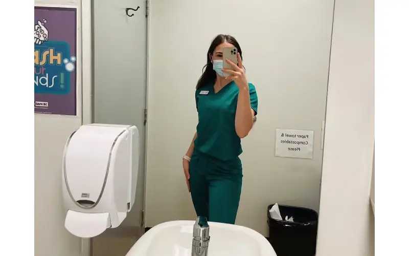 Best Scrubs for Women Working in a Fast-Paced Hospital